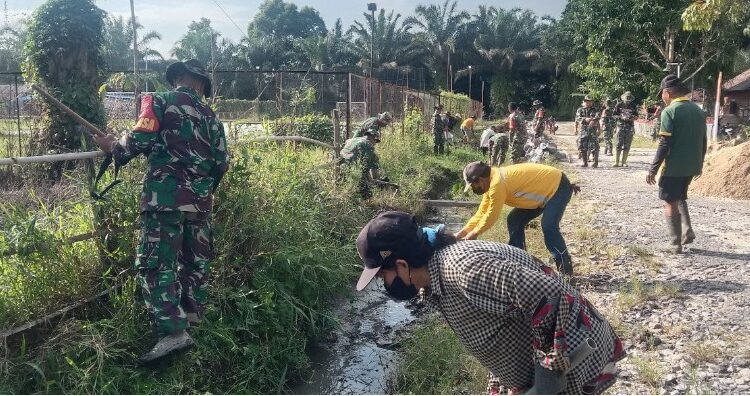 Kodim 1311/Morowali dan Masyarakat Desa Tabarano Gelar Karya Bakti Cegah Banjir dan Penyakit