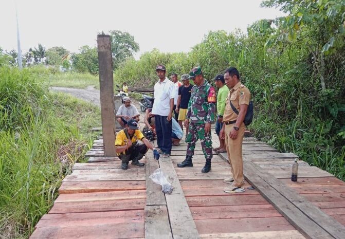  Babinsa Koramil 1311-08/Soyo Jaya Gotong Royong Bersama Masyarakat Perbaiki Jembatan Penghubung Antar Dusun Morowali Utara