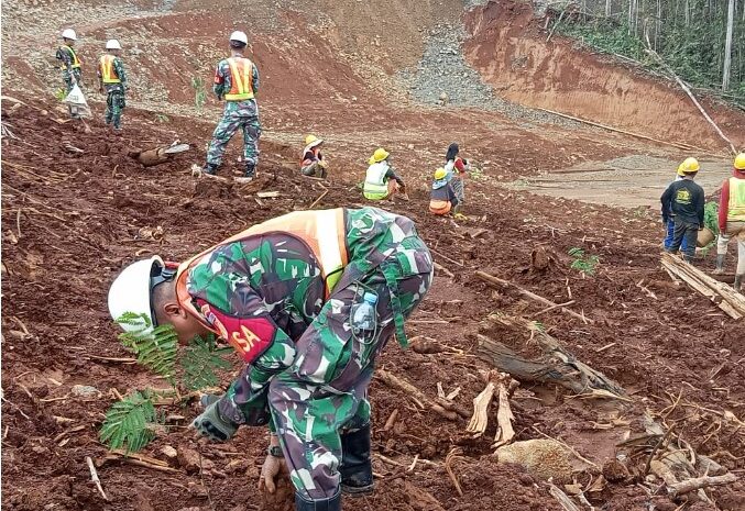  Babinsa Kodim 1311/Morowali dan PT BDM Bersinergi Tanam Pohon Cegah Longsor