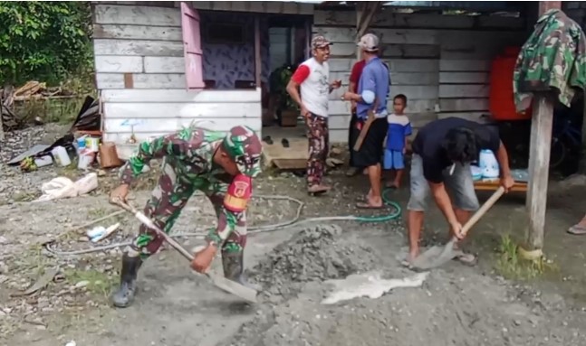  Babinsa Koramil 1311-08/Soyo Jaya Bantu Warga Bangun Rumah di Desa Pancamakmur