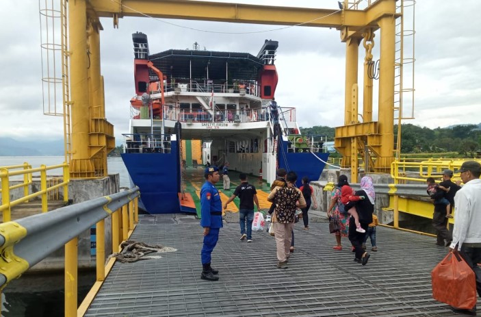  Polres Samosir Kawal Keamanan Sejumlah Tempat Keramaian di Hari Minggu