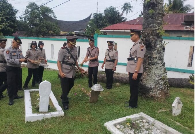  Peringati Hari Bhayangkara Ke-78, Polres Sibolga Tabur Bunga dan Ziarah Makam Pahlawan