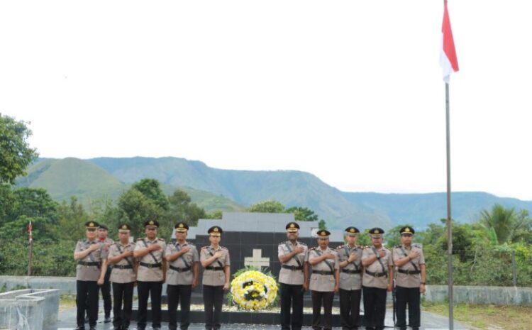  Kapolres Samosir Pimpin Ziarah dan Tabur Bunga di Taman Makam Pahlawan