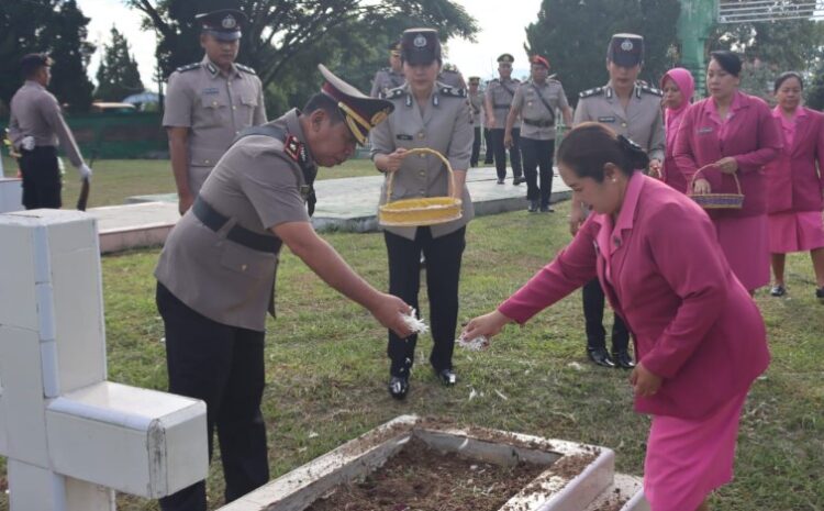  Peringati Hut Bhayangkara Ke-78, Polres Toba Gelar Upacara Ziarah dan Tabur Bunga di TMP Bahagia Balige