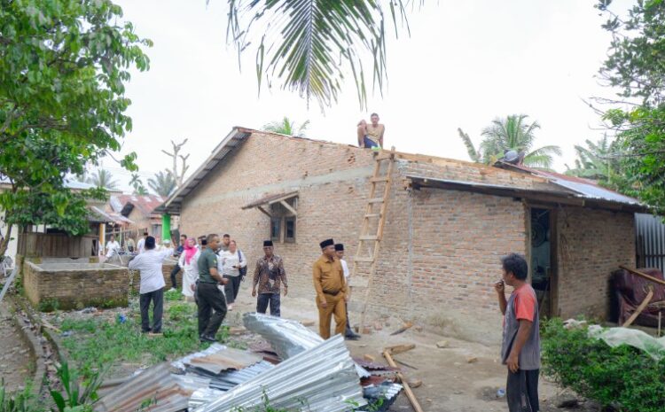  Bupati dan Ketua TP PKK Sergai Kunjungi Korban Angin Puting Beliung di Silinda