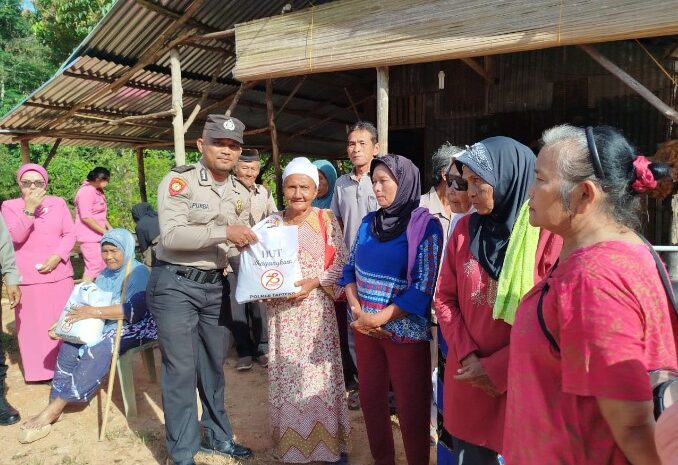  Sambut HUT Bhayangkara Ke 78, Polres Tapteng Bagikan 1.000 Paket Bansos Kepada Masyarakat