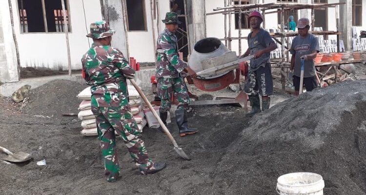 Babinsa Koramil 1311-01/Bungku Tengah Kerja Bakti Bersama Warganya