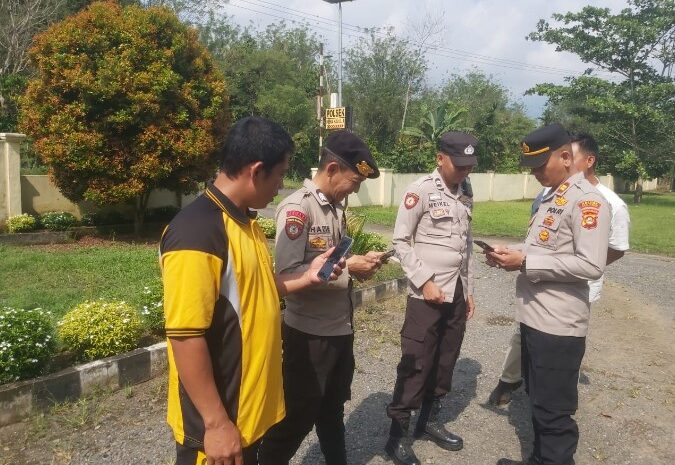  Pastikan Tidak Terlibat Judi Online, Kapolsek Mekakau Ilir Polres OKU Selatan Cek Handphone Personil