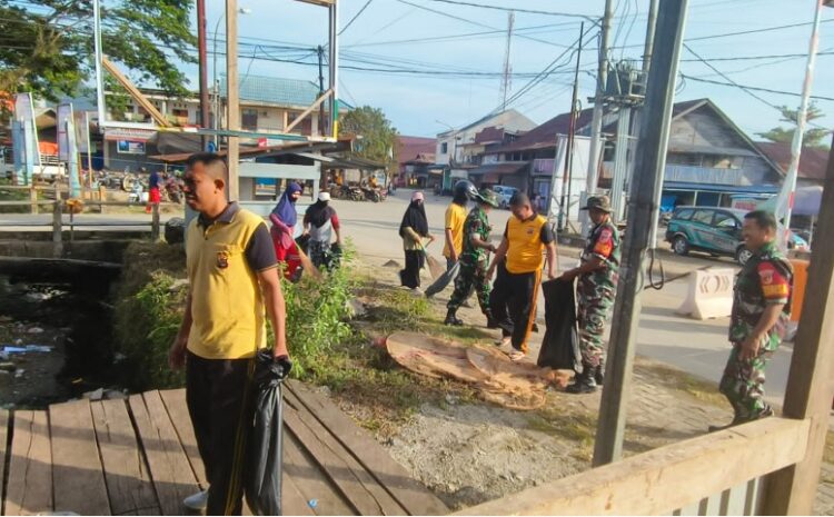 Babinsa Kodim 1311/Morowali Bersama Polsek Petasia dan Masyarakat Kerja Bakti di Pasar Sentral Kolonodale