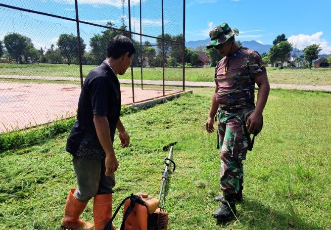 Babinsa Koramil 1311-04/Lembo Serka Poldi Mansa Ikuti Kerja Bakti Bersama Masyarakat Desa Wawopada