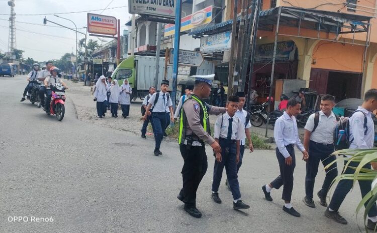 Arus Lalin Sore Hari di Jalinsum Lima Puluh Lancar Berkat Pengaturan Satlantas Polres Batubara