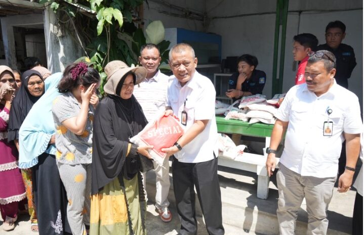  Bagikan 2000 Karung Beras Kepada Masyarakat di Belawan, Pemko Medan Apresiasi Kepedulian EcoFriendly Board & Jestham