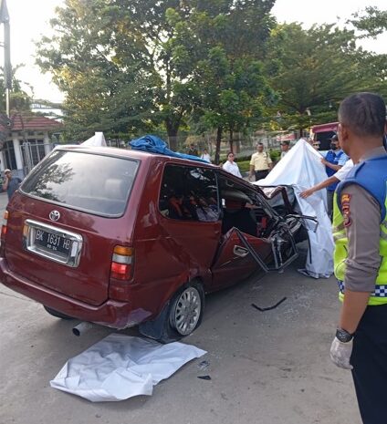  Kontainer Timpa Mobil Kijang, Pengemudi Tewas