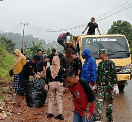  Para Babinsa Kodim 1311/Morowali Bersama Gerpawali Gelar Kerja Bakti di Desa Lalampu