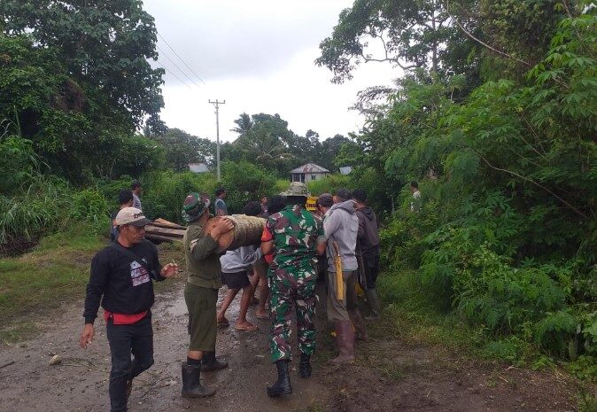  Babinsa Koramil 1311-08/Soyo Jaya Bersama Masyarakat Gelar Gotong Royong Pembuatan Jembatan di Desa Pancamakmur