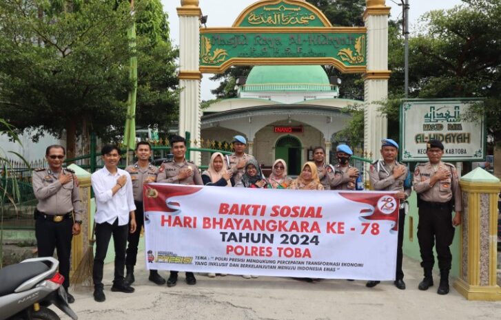  Bakti Religi Sambut HUT Bhayangkara Ke-78, Polres Toba Gelar Kebersihan di Masjid Al Hidayah Porsea