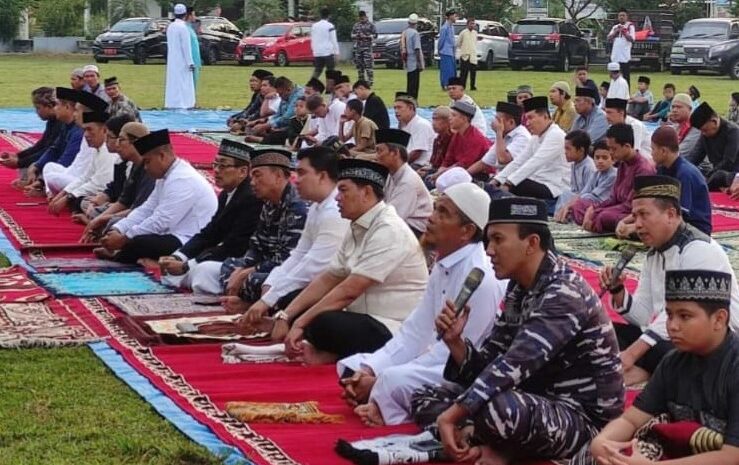  Kapolres Batubara Bersama Forkopimda dan Masyarakat Melaksanakan Sholat Idul Adha 1445 H di Lapangan Indrasakti