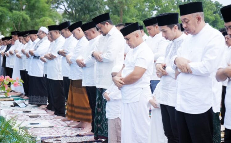  Wali Kota Medan Bersama Keluarga Salat Iduladha di Lapangan Komplek Tasbih I