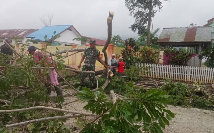 Babinsa 1311-08/Soyo Jaya Bersama Masyarakat Desa Bau Gelar Kerja Bakti