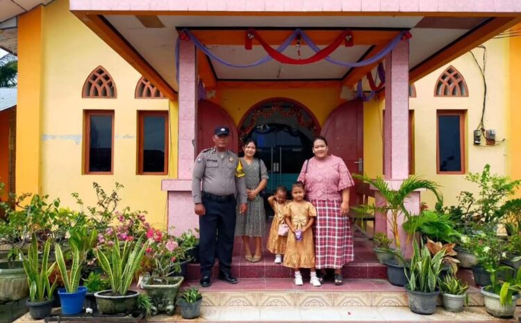  Sebagai Pelayan Masyarakat, Personil Polsek Medang Deras Laksanakan Pengamanan Gereja