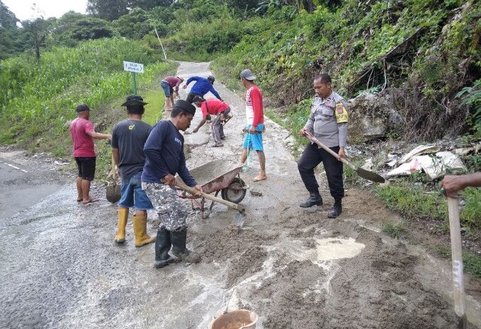  Babinsa Koramil 1311-03/Petasia Bersama Masyarakat Kerja Bakti Siapkan Kampung Pancasila di Desa Korolaki