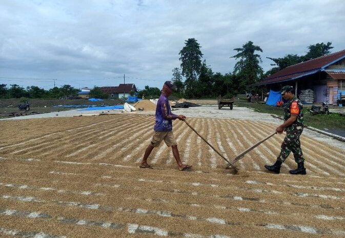  Babinsa Koramil 1311-06/Bungku Utara Anjangsana dan Komsos di Kecamatan Mamosalato