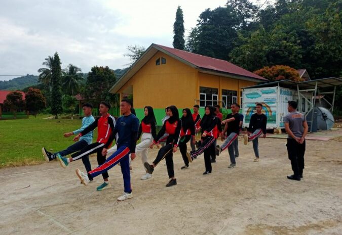 Bhabinkamtibmas Polres Morowali Latih Calon Paskibraka SMA Bungku Pesisir