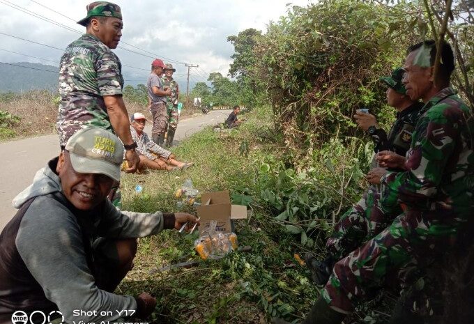  Anggota Koramil 1311-04/Lembo Bersama Masyarakat Gelar Kerja Bakti di Desa Dolupo