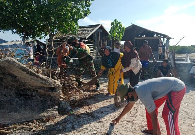  Danramil 1311-07/Menui Kepulauan Pimpin Kegiatan Karya Bakti Pembersihan Pantai di Desa Padei Darat