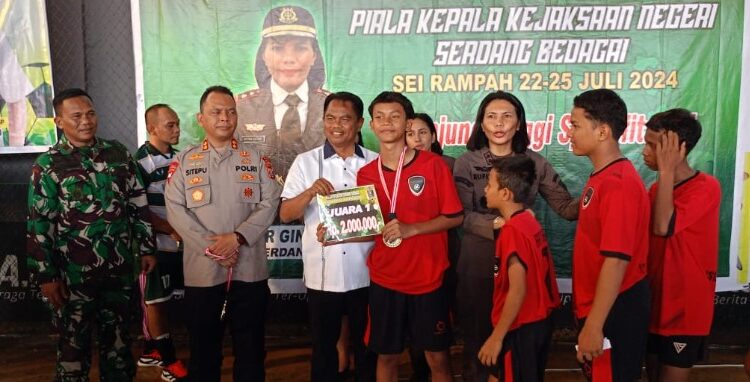  Bupati Sergai Darma Wijaya Tutup Turnamen Futsal Kajari Cup Tingkat SMP