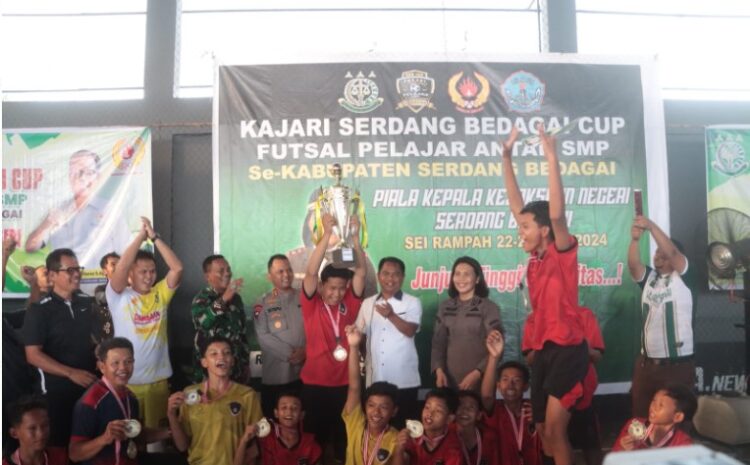  Bupati Darma Wijaya Tutup Turnamen Futsal Tingkat SMP Piala Kajari Cup Sergai