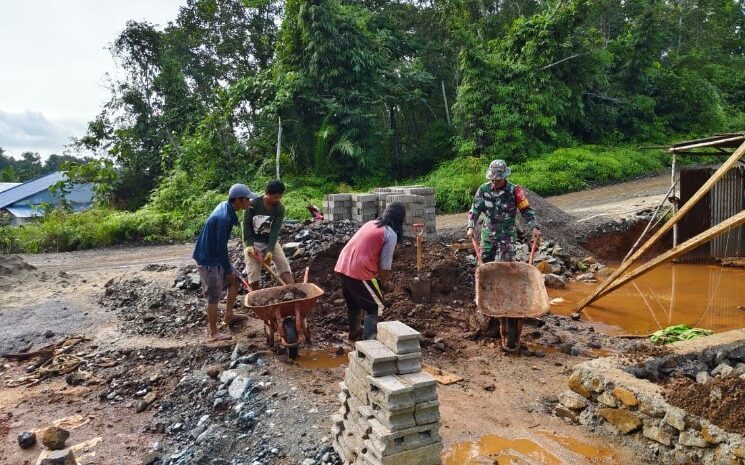  Babinsa Koramil 1311-04/Lembo Gotong Royong Pembuatan Rumah Warga Binaan di Desa Korowalelo