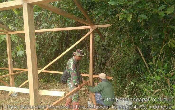  Babinsa Koramil 1311-05/Mori Atas Bantu Petani Bangun Tempat Pompa Air di Desa Lembontona