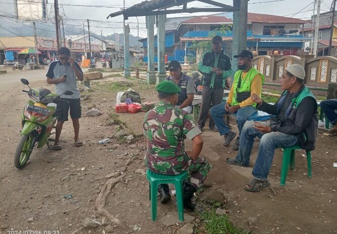  Babinsa Koramil 1311-03/Petasia Laksanakan Komsos Tekankan Pentingnya Lingkungan Aman dan Damai di Desa TIU