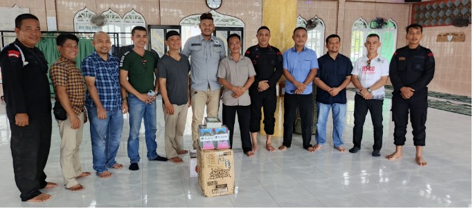  Kompi 4 Batalyon C Sat Brimob Polda Sumut dan Tim Peduli Umat Bagikan Al-Qur’an dan Iqra di TPA An-Nur dan LDDI Sirombu