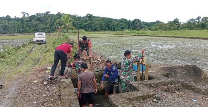  Para Babinsa Koramil 1311-06/Bungku Utara Laksanakan Peninjauan Lokasi Irigasi di Desa Mamosalato