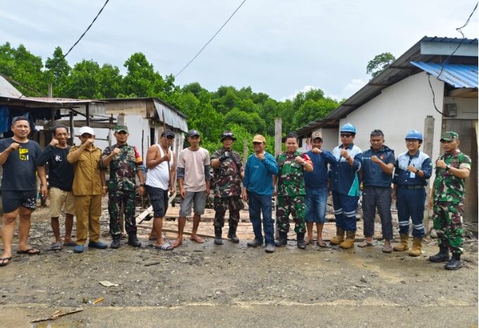 Para Babinsa Kodim 1311/Morowali Kerja Bakti Bersama Masyarakat di Lokasi Bedah Rumah Desa Padabaho