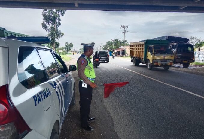  Cegah Lakalantas, Personil Polres Batubara Laksanakan Strong Point di Jalan Raya