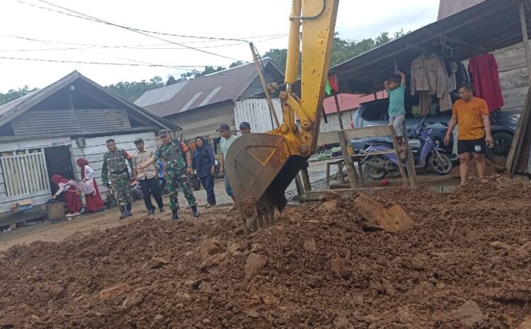  Koramil 1311-02/BS Bersama Warga Gotong Royong Bedah Rumah Tidak Layak Huni di Desa Padabaho