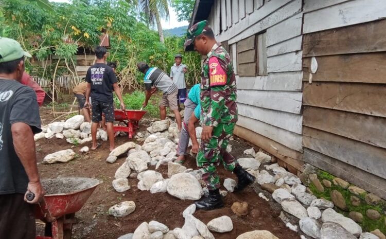  Babinsa Kodim 1311/Morowali Gotong Royong Bersama Masyarakat Desa Sumara Jaya