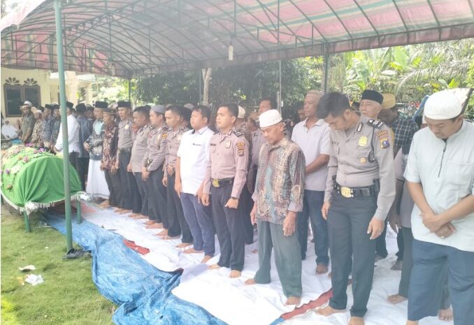 Wakili Kapolres Batubara, Kabag SDM Melayat ke Rumah Duka Ayahanda Bripka Adi Syahputra di Simalungun