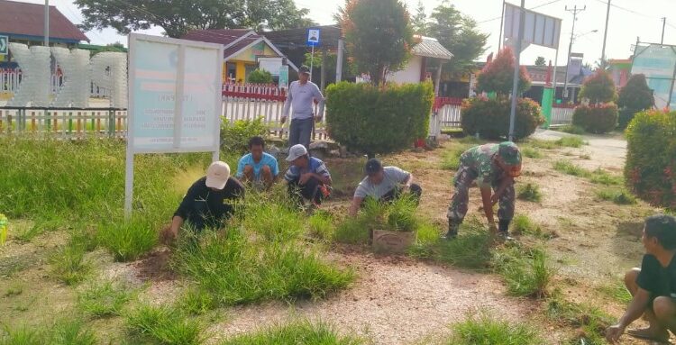 Kerja Bakti Babinsa Koramil 1311-05/Mori Atas Bersama Perangkat Desa, Wujud Dari Kebersamaan dan Kekompakan