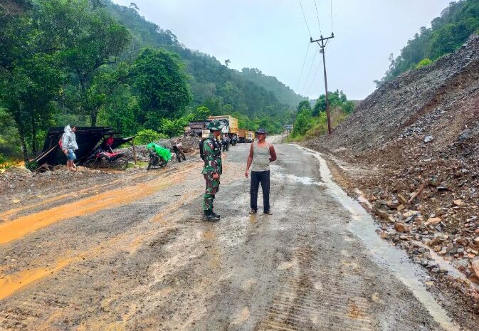  Babinsa Kodim 1311/Morowali Desa Molino Bantu Atasi Pembersihan Tanah Longsor