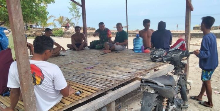  Anggota Koramil 1311-07/Menui Kepulauan Galakan Komsos di Wilayah Pesisir Pulau Desa Terebino