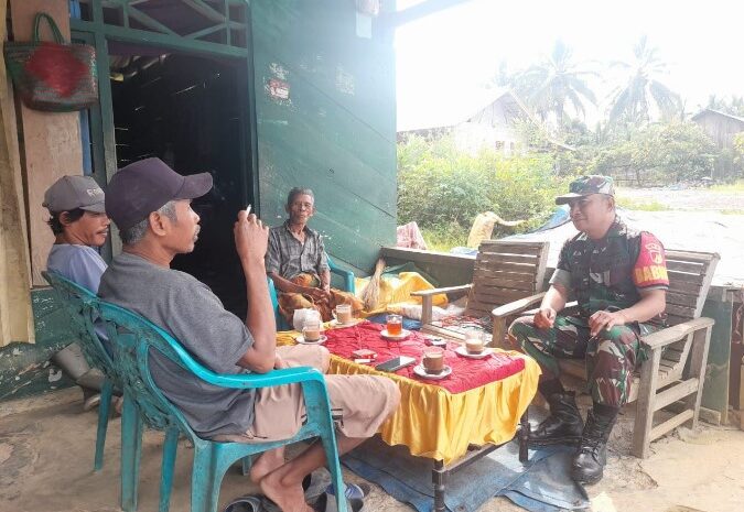  Babinsa Koramil 1311-08/Soyo Jaya Tingkatkan Komsos dengan Masyarakat Desa Panca Makmur