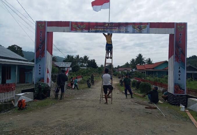  Gotong Royong Babinsa Kodim 1311/Morowali Bersama Warga Bangun Gapura Kampung Pancasila di Desa Malino Jaya