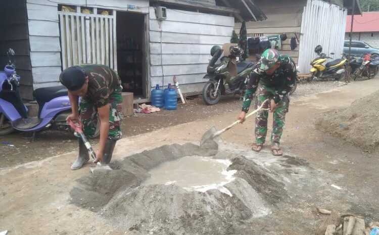  Para Babinsa Koramil 1311-02/BS Laksanakan Pemasangan Batako RTLH di Desa Padabaho