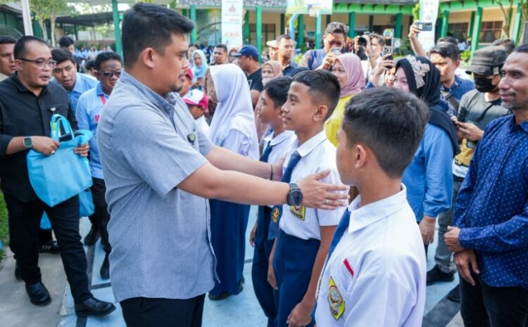  Bagikan 40.000 Seragam & Perlengkapan Sekolah Kepada Siswa/i SD dan SMP, Wali Kota Medan: Bantuan Ini Harus Dimanfaatkan Untuk Meringankan Beban Orangtua