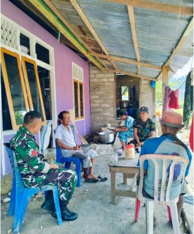  Babinsa Koramil 1311-06/Bungku Utara Anjangsana dan Komsos di Desa Winangabino