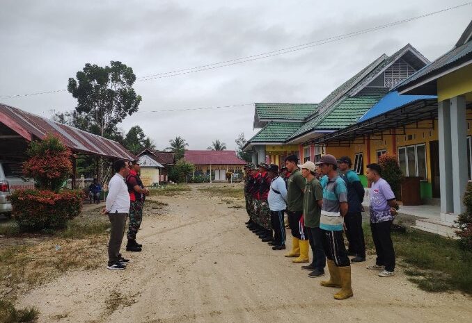  Babinsa Kodim 1311/Morowali Bersama Pemerintah Desa Kerja Bakti Siapkan Kampung Pancasila di Desa Lembontonara